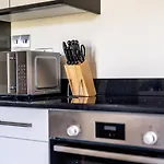 Ash View Place 3 -Heathrow - Thorpe Park - Free Parking