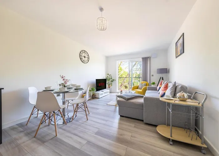 Ash View Place 3 -Heathrow - Thorpe Park - Free Parking