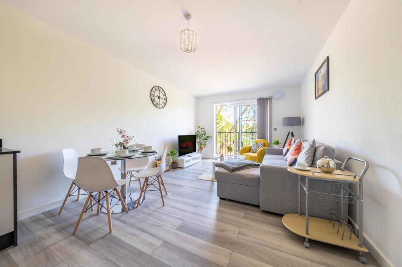Ash View Place 3 -heathrow - Thorpe Park - Free Parking * Staines-upon-Thames