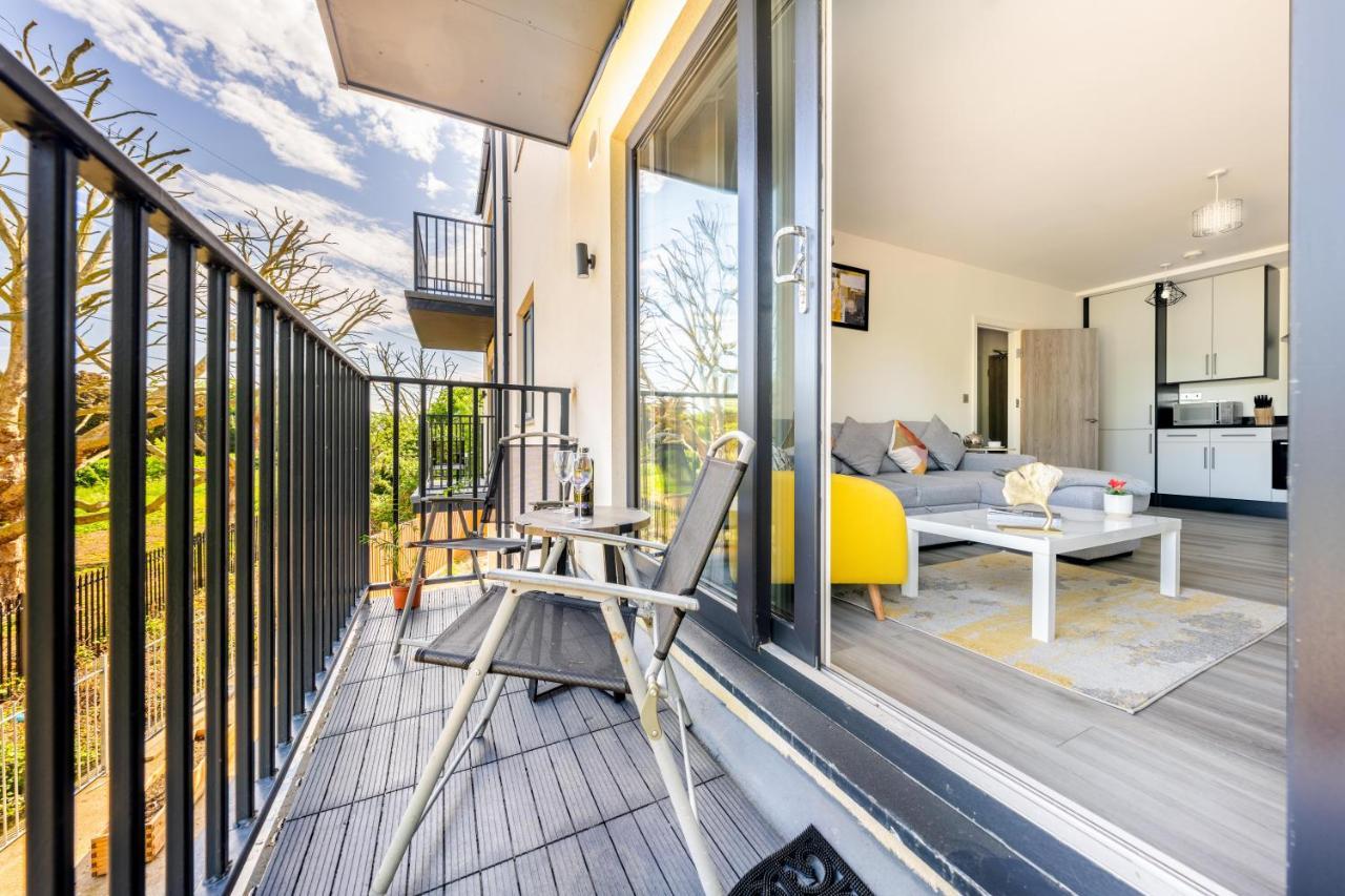 Ash View Place 3 -heathrow - Thorpe Park - Free Parking Apartment *