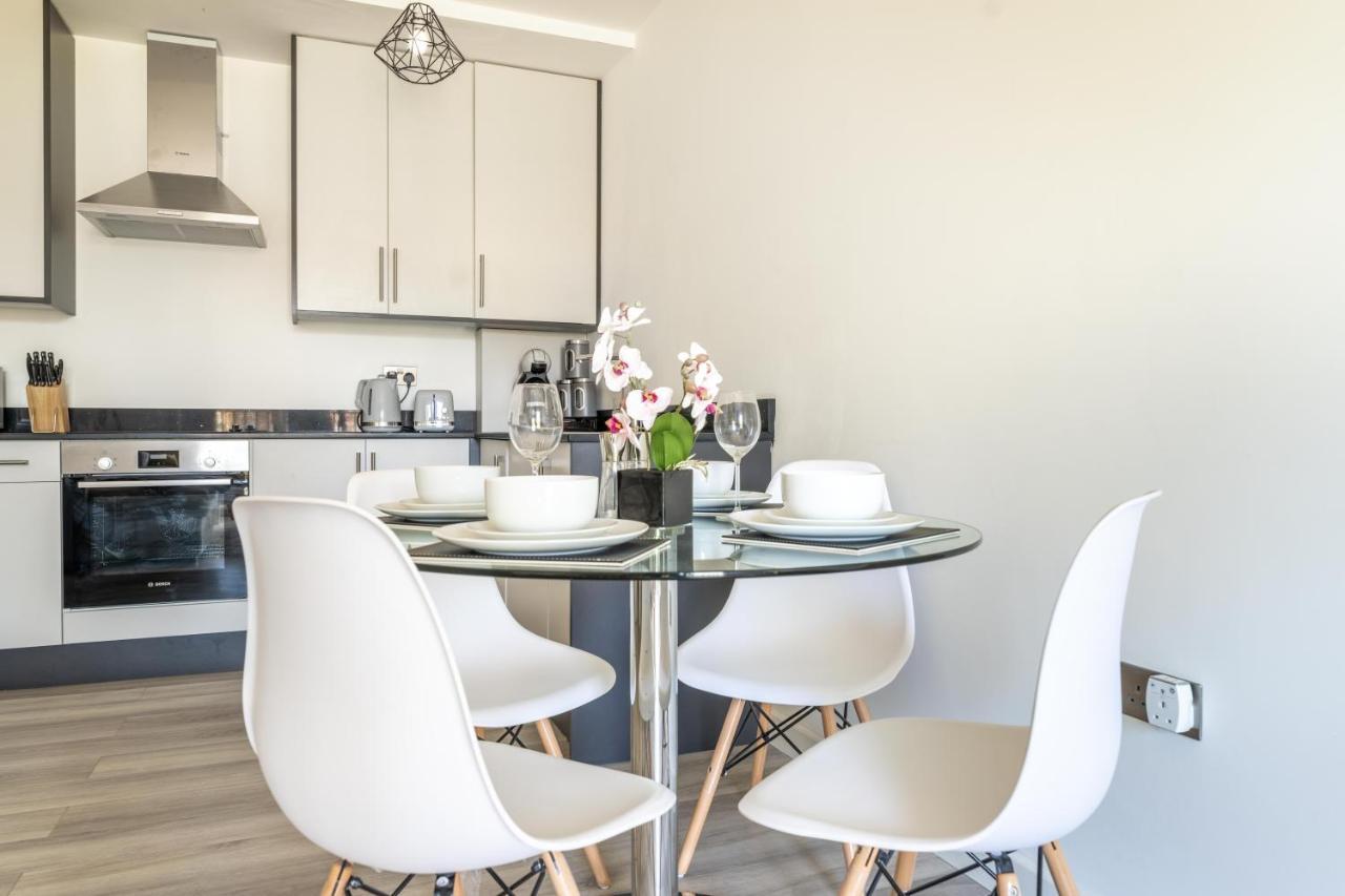 Ash View Place 3 -heathrow - Thorpe Park - Free Parking * Staines-upon-Thames