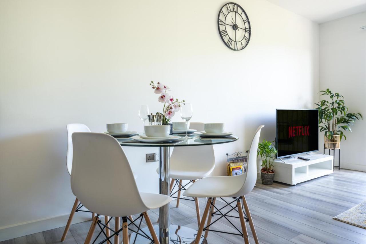Ash View Place 3 -heathrow - Thorpe Park - Free Parking * Staines-upon-Thames
