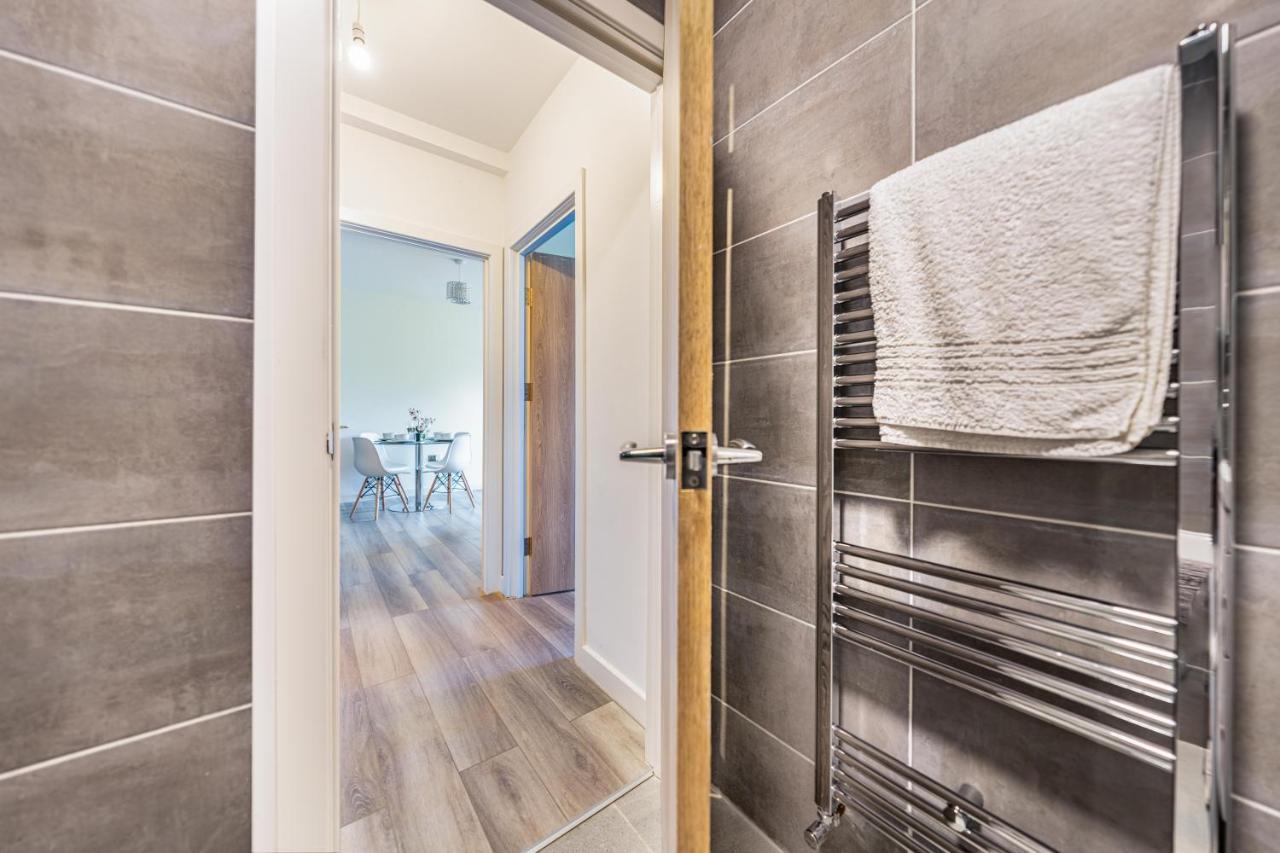 Ash View Place 3 -heathrow - Thorpe Park - Free Parking * Staines-upon-Thames