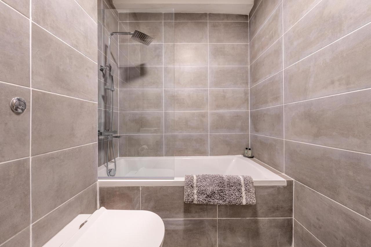 Ash View Place 3 -heathrow - Thorpe Park - Free Parking Staines-upon-Thames