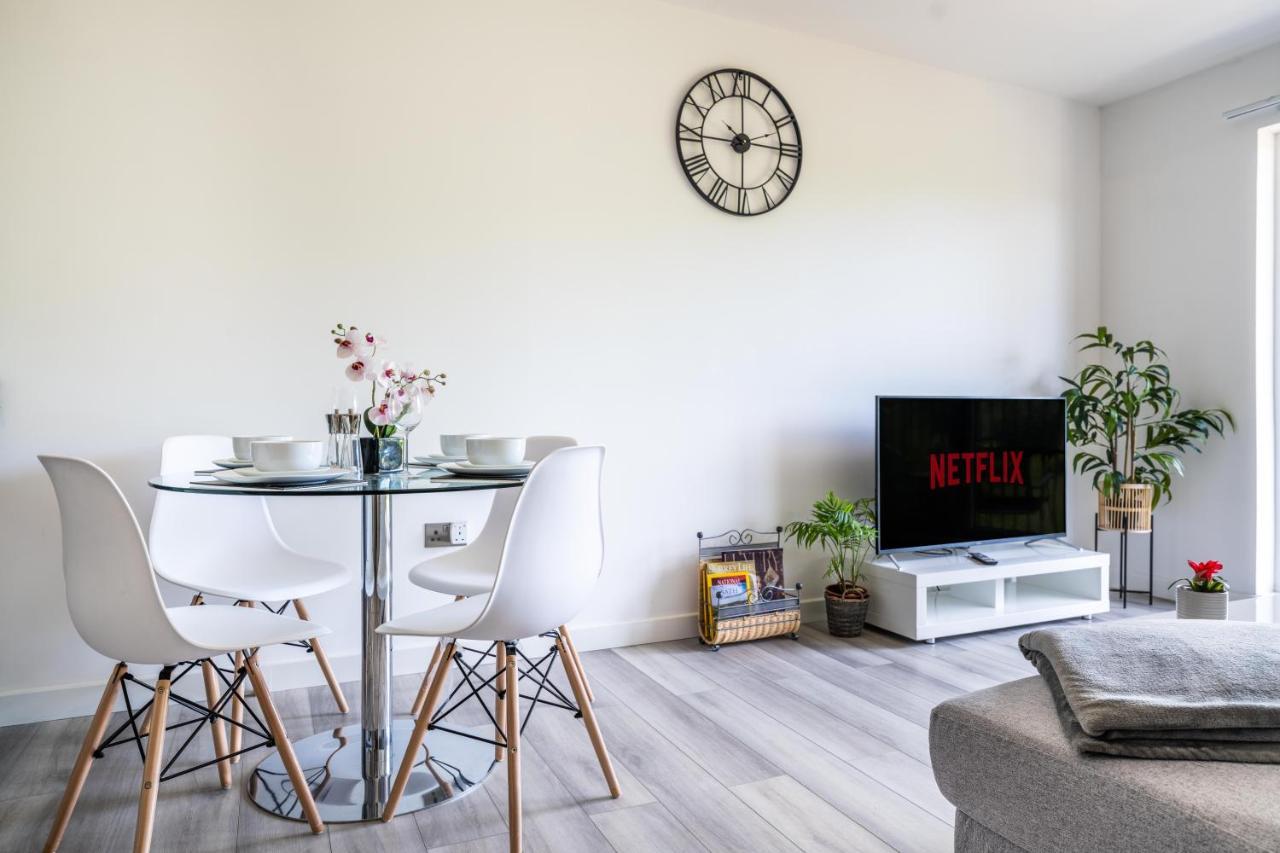 Ash View Place 3 -heathrow - Thorpe Park - Free Parking * Staines-upon-Thames