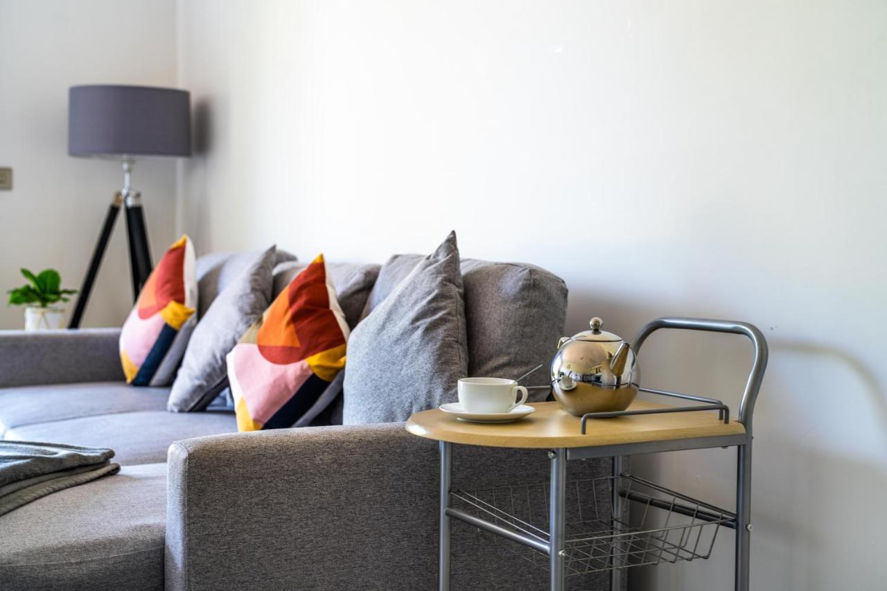 Ash View Place 3 -heathrow - Thorpe Park - Free Parking * Staines-upon-Thames
