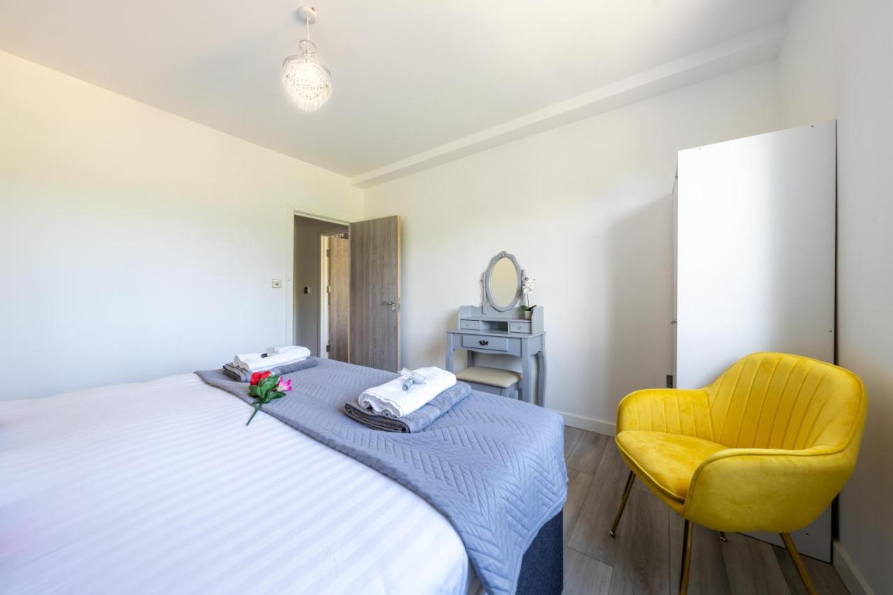 Ash View Place 3 -heathrow - Thorpe Park - Free Parking