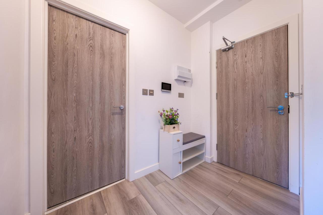 Ash View Place 3 -heathrow - Thorpe Park - Free Parking Apartment Staines-upon-Thames